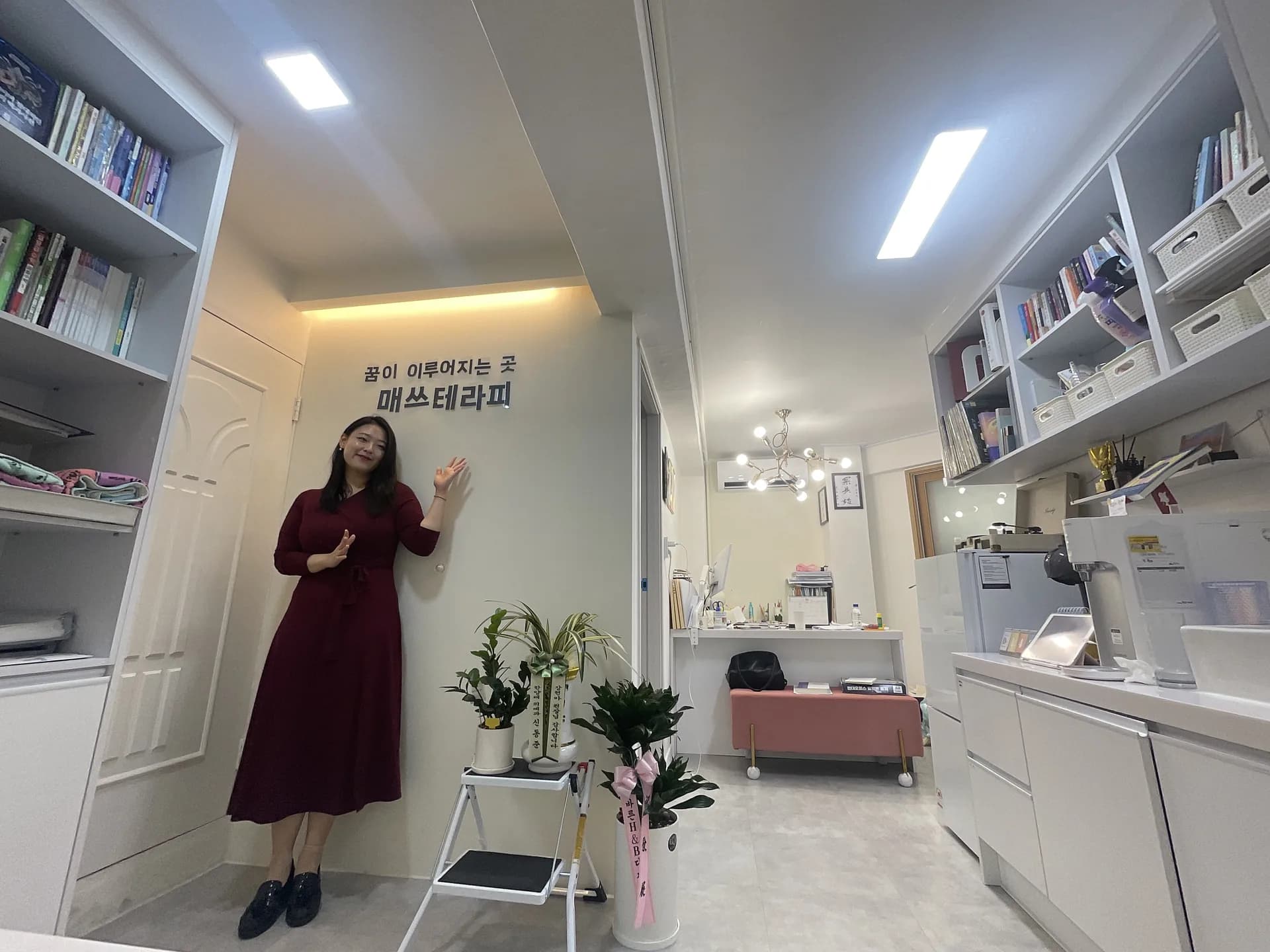 매쓰테라피 학원에서 학생을 맞이하는 엘리 원장